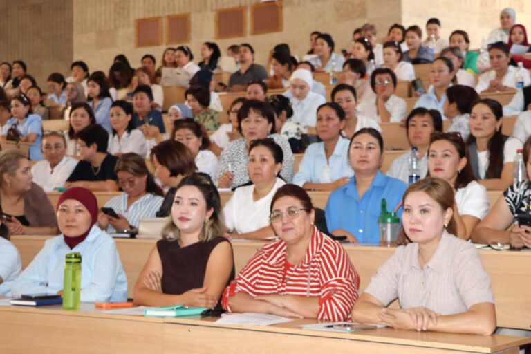 Для учителей школ начались семинары-тренинги